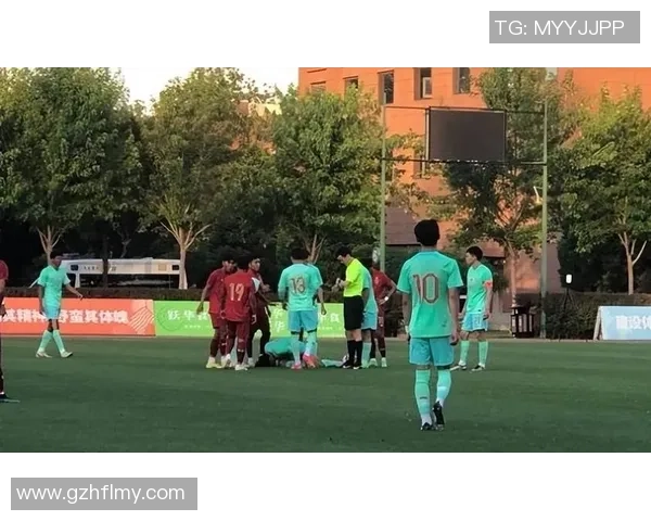 足球巨星为球迷送裤子暖心行动引发热议