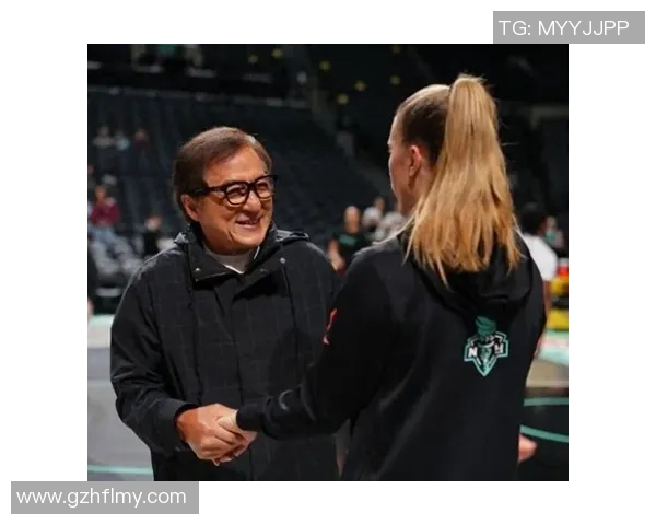 足球巨星与成龙亲密会面共同畅谈运动与电影跨界合作新机遇